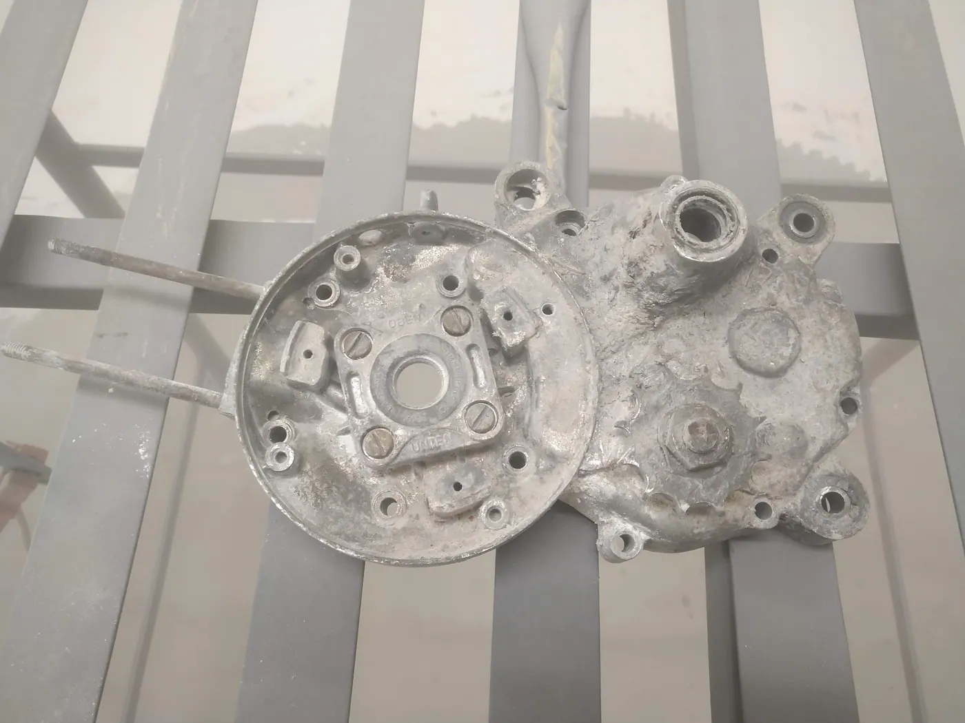Carters de moteur en aluminium avant nettoyage mécanique