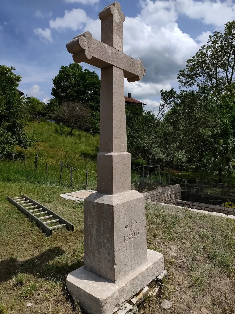 Croix en pierre après hydrogommage