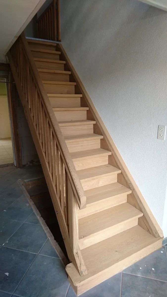 Escalier droit en bois après aérogommage