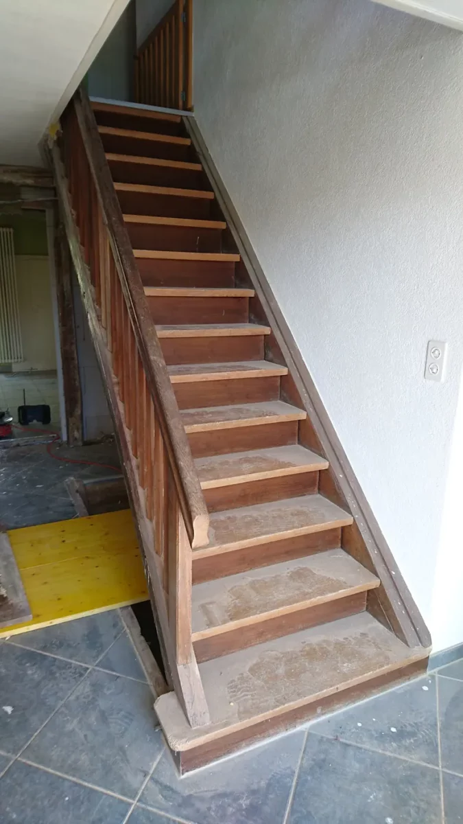 Escalier droit en bois avant aérogommage