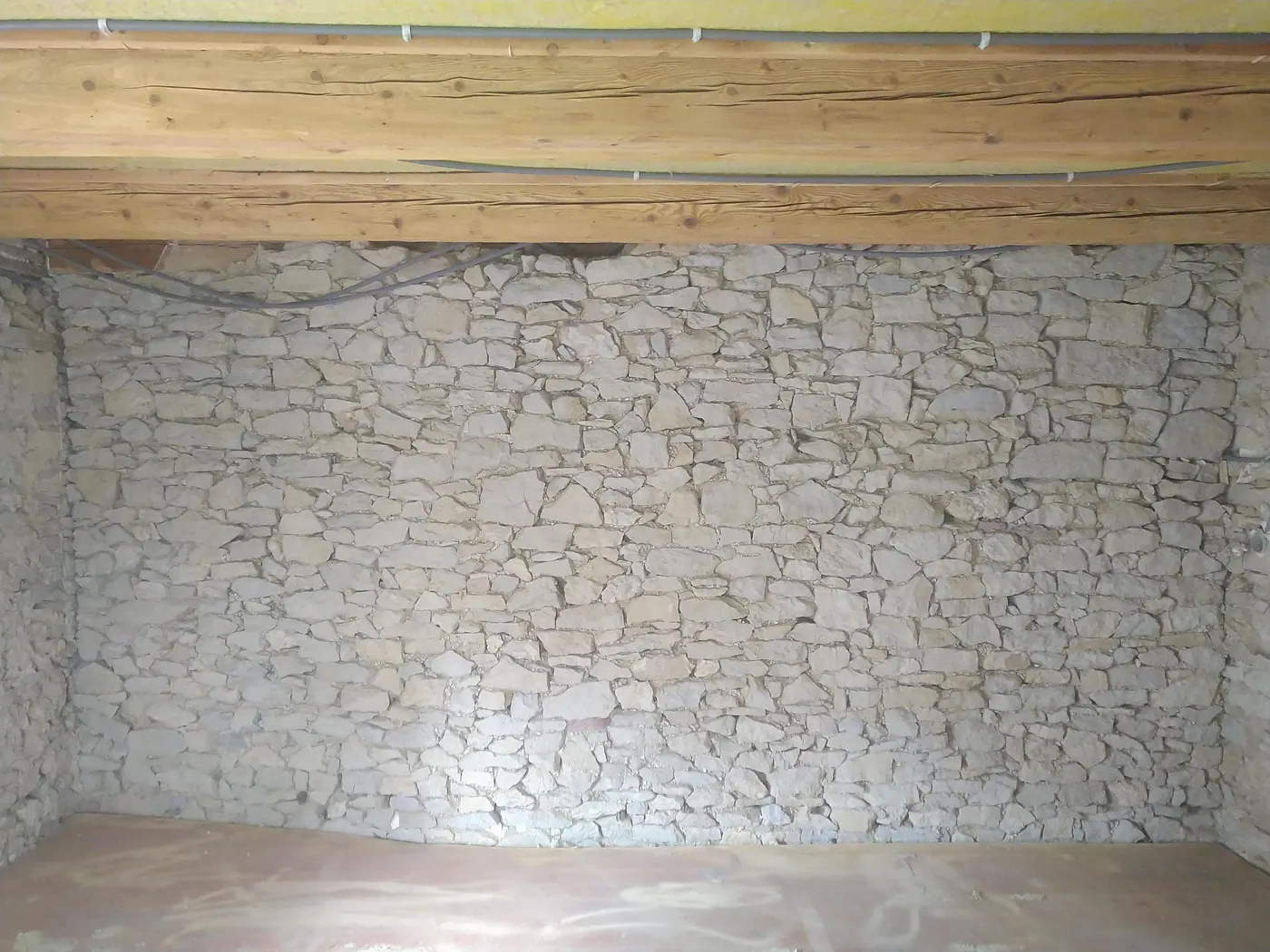 Mur en pierre de cave avant aérogommage