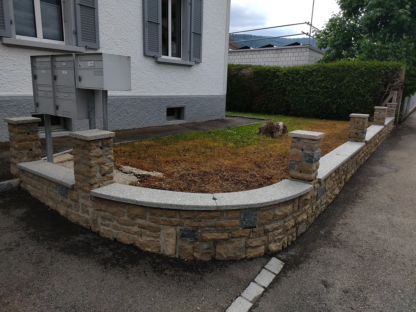 Muret de jardin en pierre avant hydrogommage