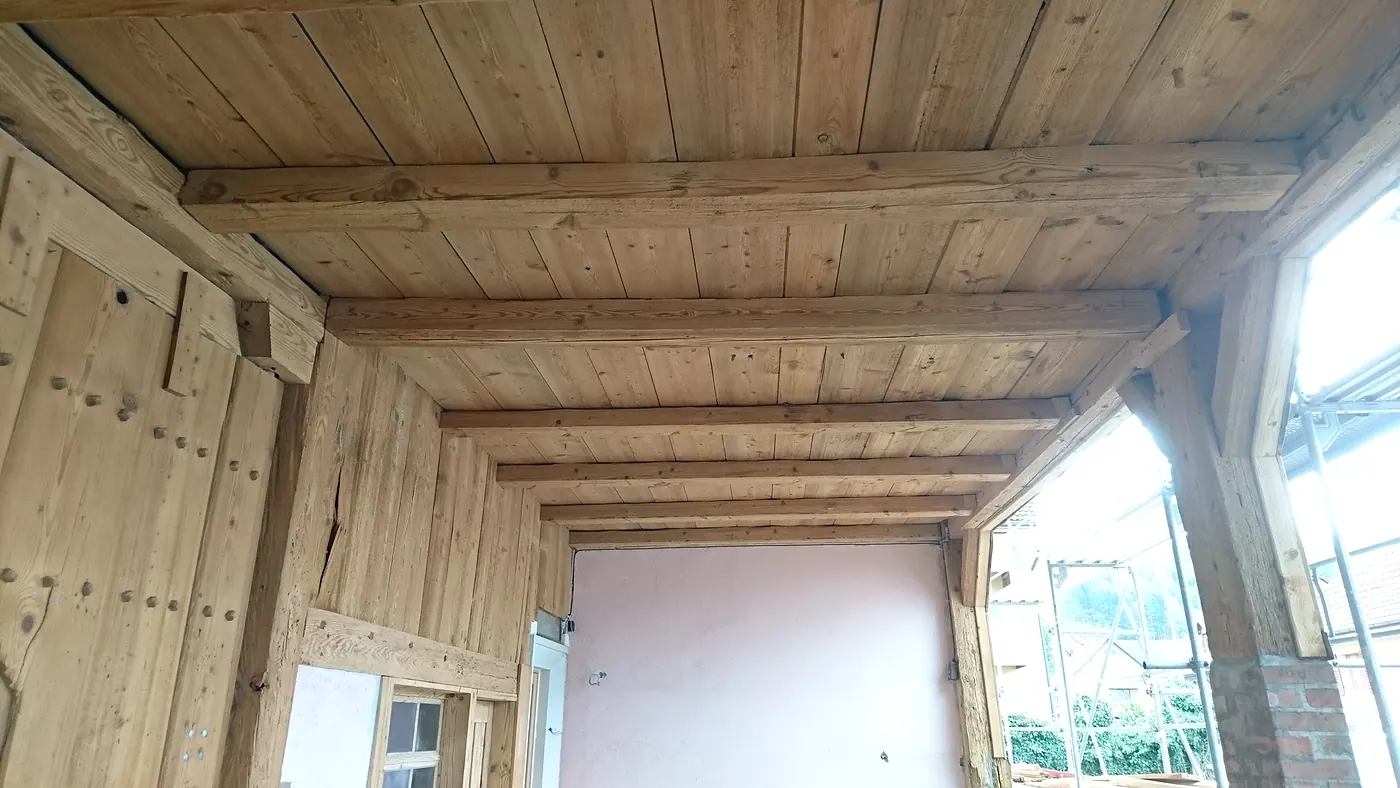 Plafond d’un avant-toit en bois après aérogommage