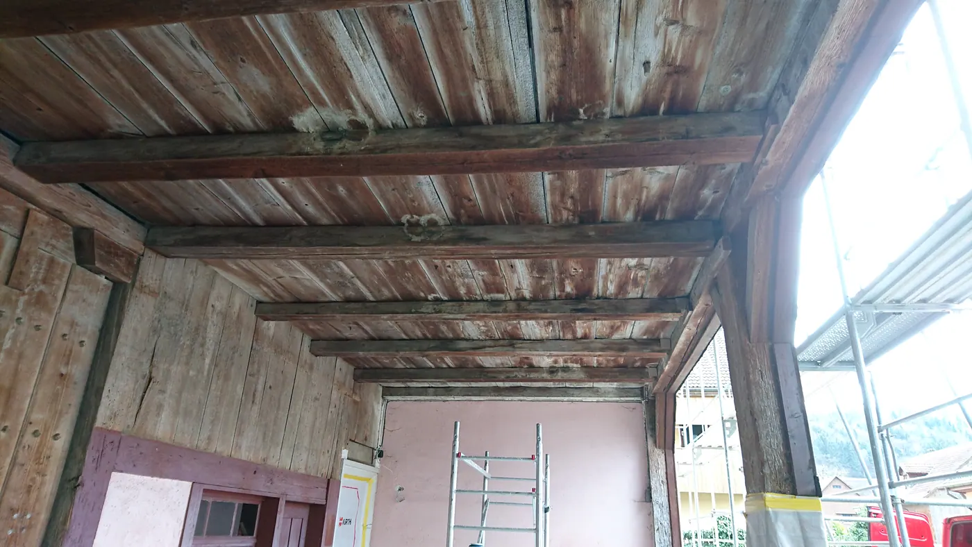 Plafond d’un avant-toit en bois avant aérogommage