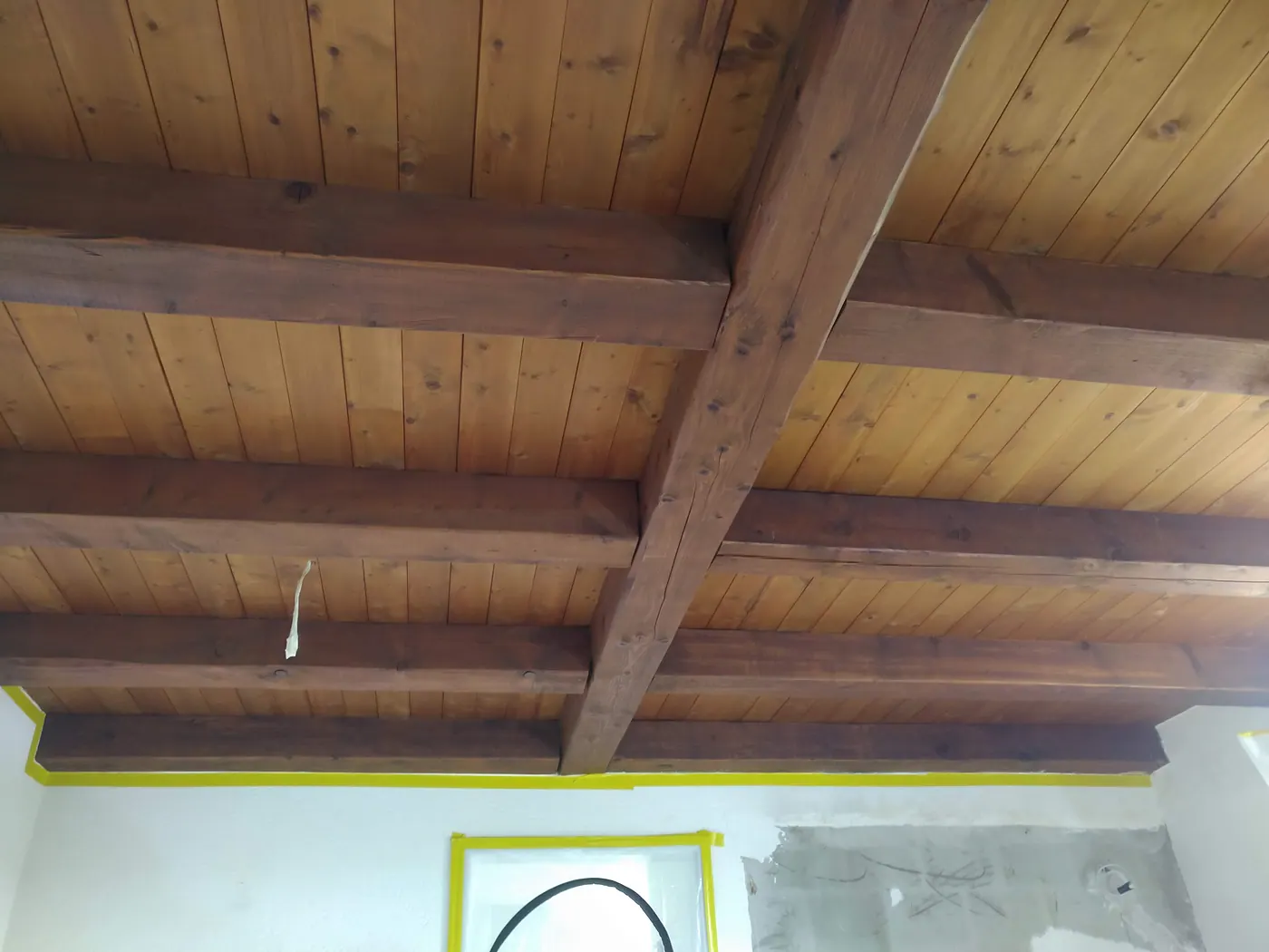 Plafond en bois avant aérogommage
