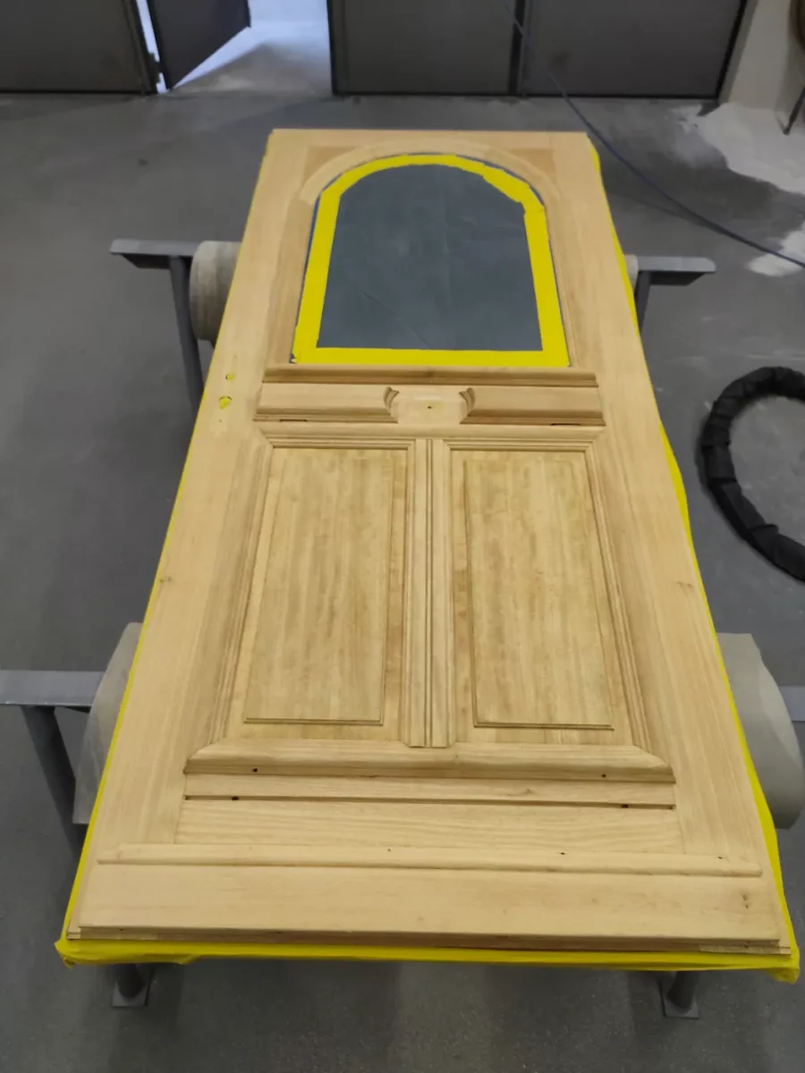 Porte d’entrée en bois après aérogommage