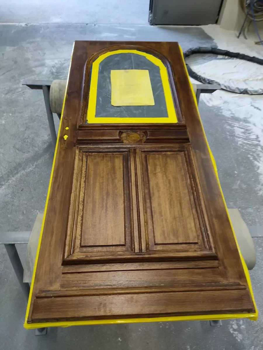 Porte d’entrée en bois avant aérogommage