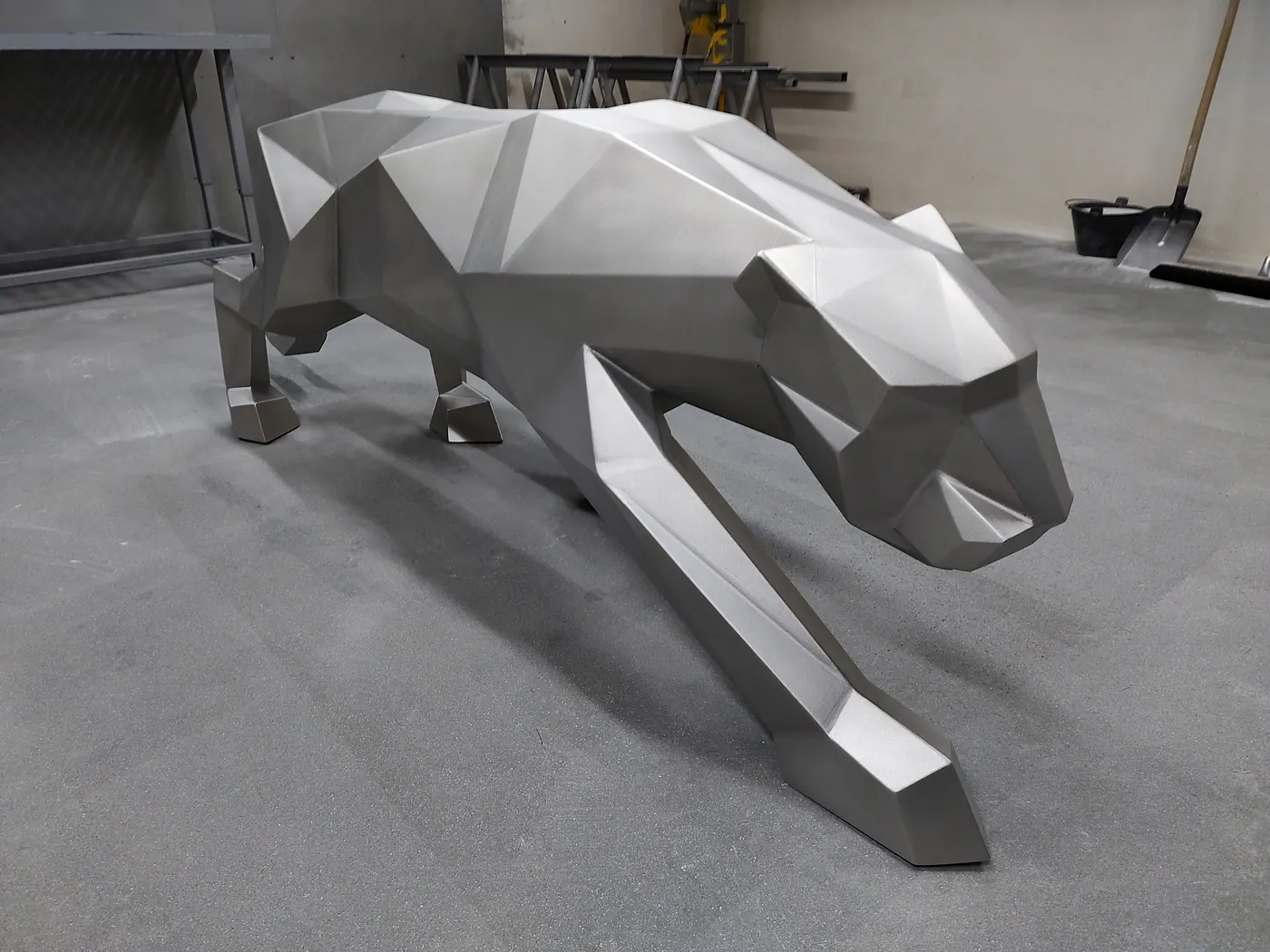 Sculpture de panthère en inox après microbillage