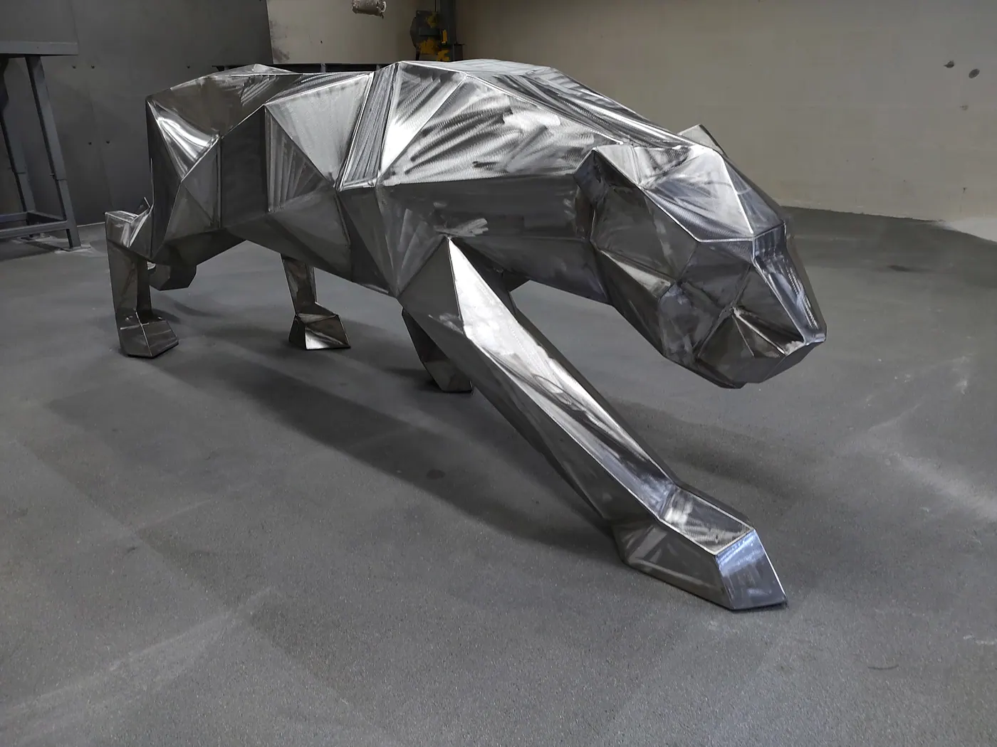 Sculpture de panthère en inox avant microbillage