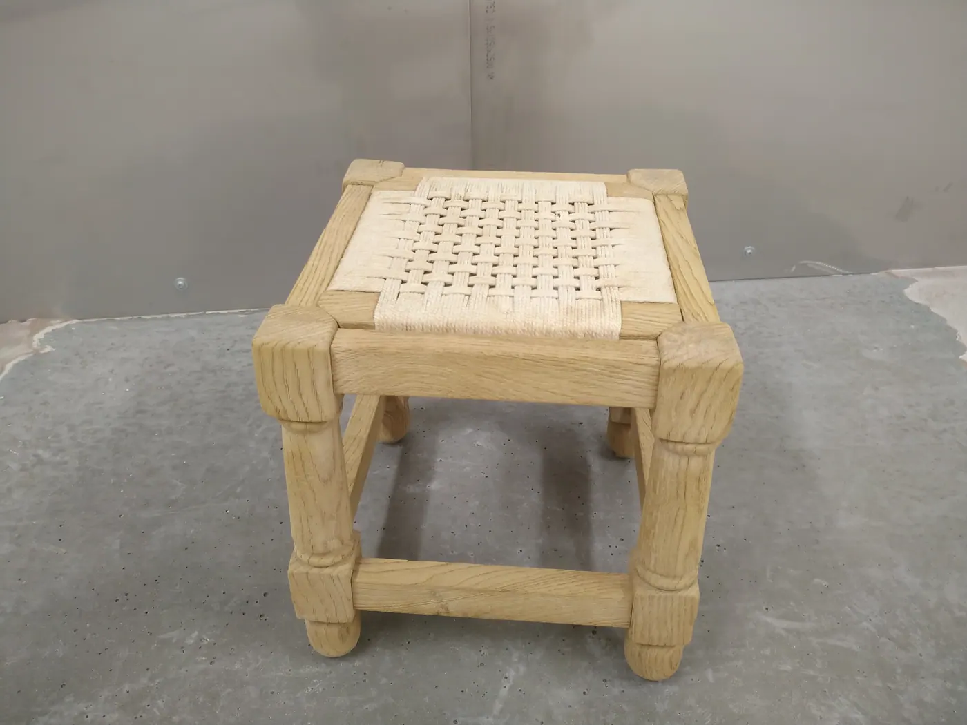Tabouret en bois après aérogommage