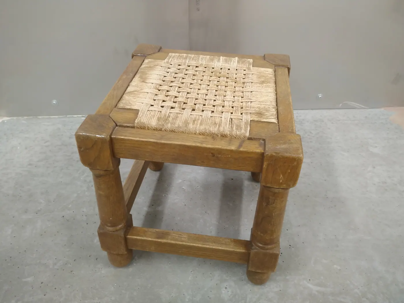Tabouret en bois avant aérogommage