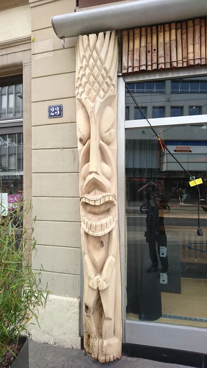 Totem sculpté après aérogommage
