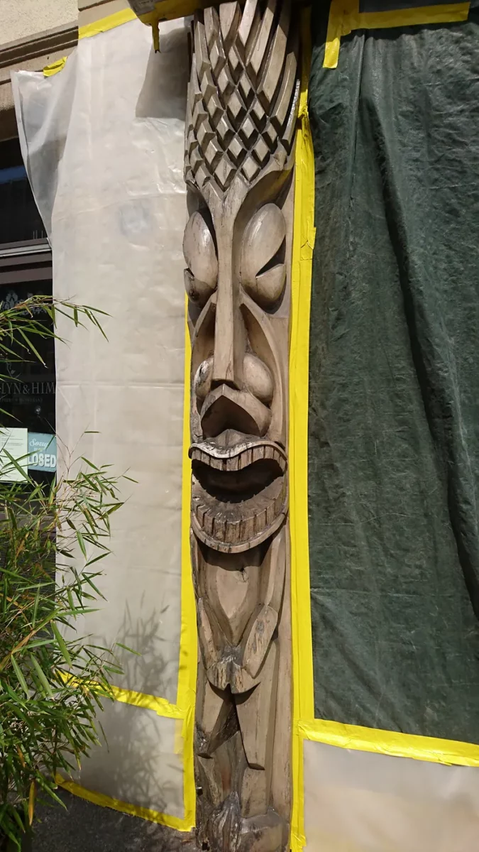 Totem sculpté avant aérogommage